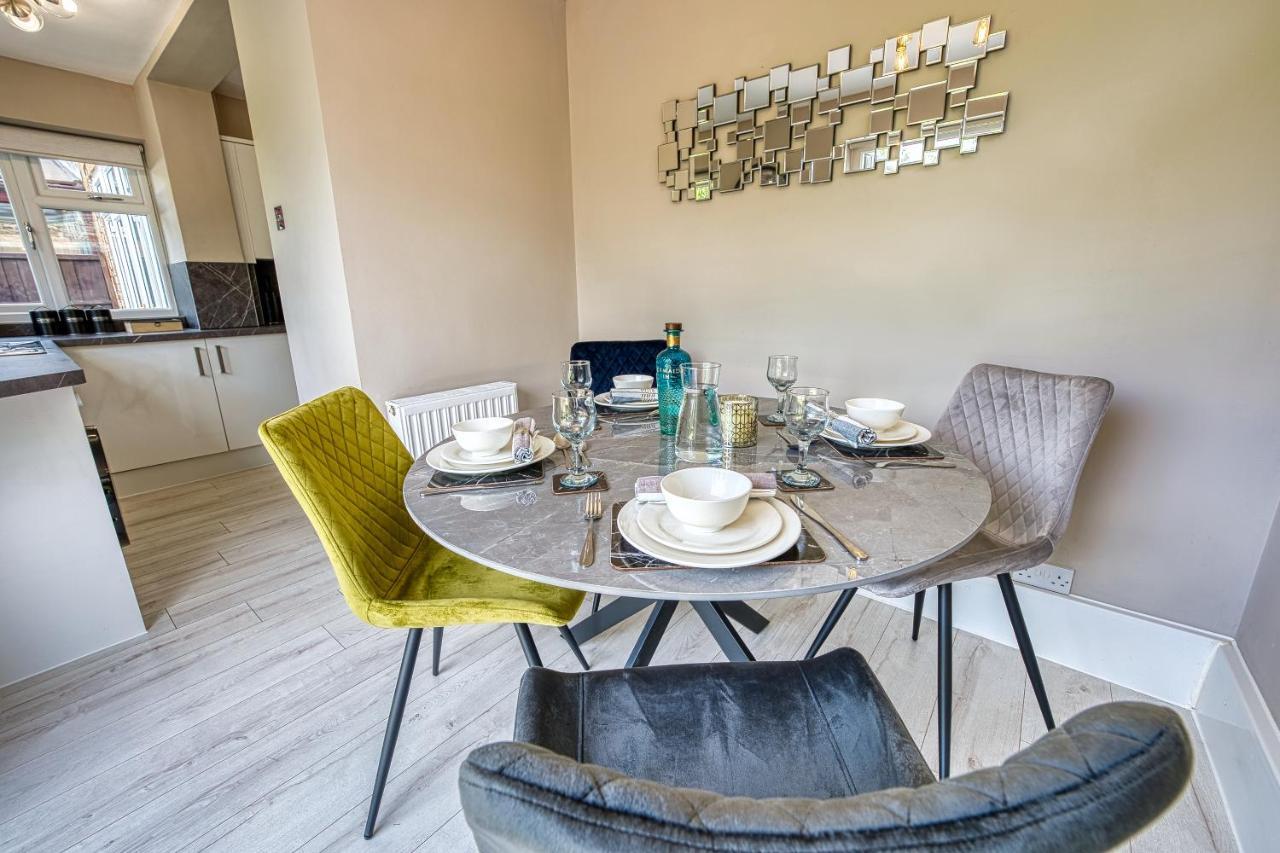 Elegant 5 Bed House - Sleeps 9, Central Solihull, Nec, Jlr, Hs2, Resorts World, Airport Business And Leisure Stays, Bagian luar foto