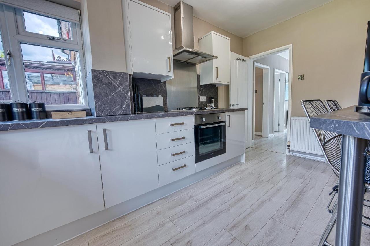 Elegant 5 Bed House - Sleeps 9, Central Solihull, Nec, Jlr, Hs2, Resorts World, Airport Business And Leisure Stays, Bagian luar foto