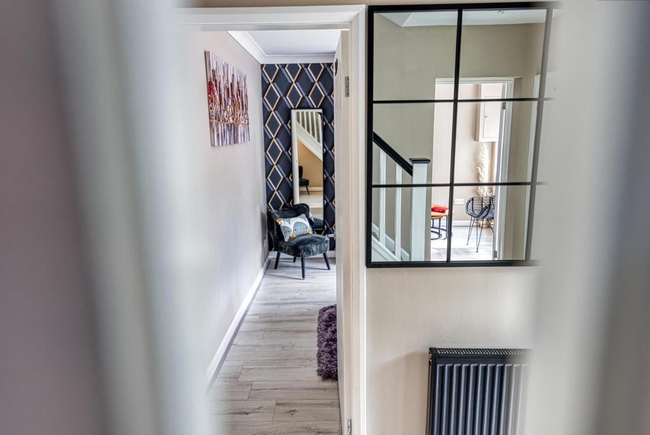 Elegant 5 Bed House - Sleeps 9, Central Solihull, Nec, Jlr, Hs2, Resorts World, Airport Business And Leisure Stays, Bagian luar foto