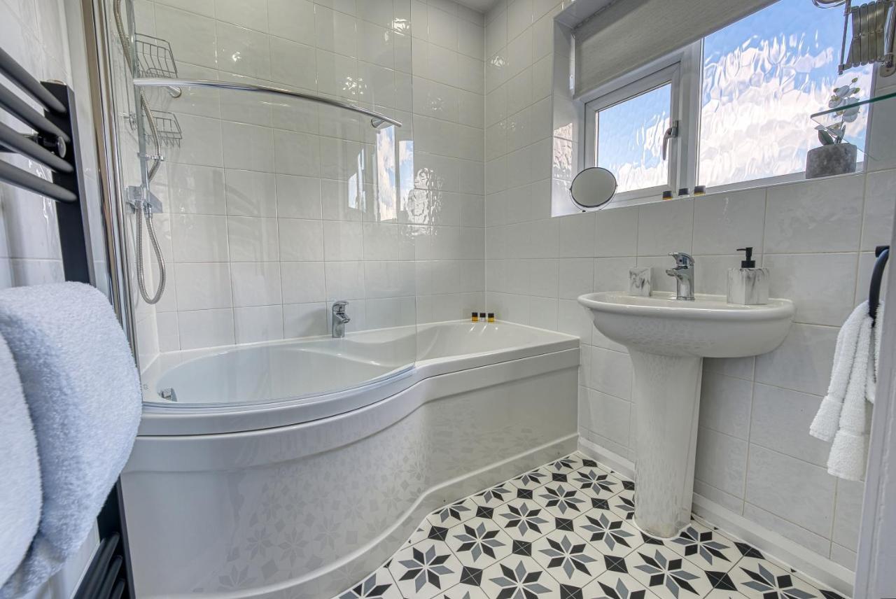 Elegant 5 Bed House - Sleeps 9, Central Solihull, Nec, Jlr, Hs2, Resorts World, Airport Business And Leisure Stays, Bagian luar foto