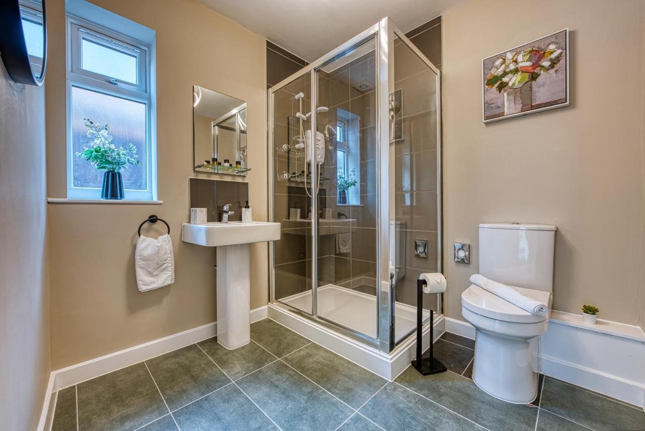Elegant 5 Bed House - Sleeps 9, Central Solihull, Nec, Jlr, Hs2, Resorts World, Airport Business And Leisure Stays, Bagian luar foto